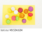 Fresh fresh macaroon sweets over yellow background, top view. Fresh macaroon confection. Стоковое фото, агентство Ingram Publishing / Фотобанк Лори