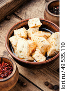 Feta cheese with herbs and garlic on old wooden background. Homemade feta cheese with herbs. Стоковое фото, агентство Ingram Publishing / Фотобанк Лори