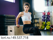 Athletic woman doing triceps push-ups with a wooden box at the gym.. Athletic woman doing triceps push-ups at the gym. Стоковое фото, агентство Ingram Publishing / Фотобанк Лори