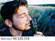 Young man in a field of flowers, a tale of a new masculinity. Стоковое фото, агентство Ingram Publishing / Фотобанк Лори