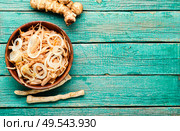 Native American salad of Jerusalem artichoke, horseradish and onion, vegetarian food.. Diet vegetarian salad. Стоковое фото, агентство Ingram Publishing / Фотобанк Лори