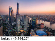 night view of illuminated Lujiazui skyline and Ring Road Circular Footbridge, Shanghai, China. illuminated Lujiazui skyline and Ring road circular footbridge, Shanghai, China. Стоковое фото, агентство Ingram Publishing / Фотобанк Лори