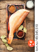 Whole raw fresh red perch or seabass.Raw fish on wooden background. Fresh raw sea bass. Стоковое фото, агентство Ingram Publishing / Фотобанк Лори