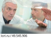 doctor checking medical laryngoscope in emergency room. Стоковое фото, агентство Ingram Publishing / Фотобанк Лори