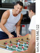two men playing baby foot. Стоковое фото, агентство Ingram Publishing / Фотобанк Лори
