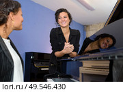 a piano player and singer. Стоковое фото, агентство Ingram Publishing / Фотобанк Лори