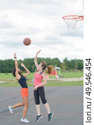 2 women are playing basketball. Стоковое фото, агентство Ingram Publishing / Фотобанк Лори