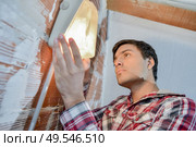 DIY enthusiast installing a light. Стоковое фото, агентство Ingram Publishing / Фотобанк Лори