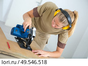 a female worker using jigsaw. Стоковое фото, агентство Ingram Publishing / Фотобанк Лори