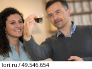 Man and woman examining coffee. Стоковое фото, агентство Ingram Publishing / Фотобанк Лори