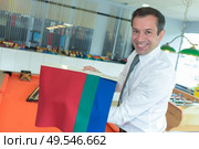 man choosing a color from the sampler. Стоковое фото, агентство Ingram Publishing / Фотобанк Лори