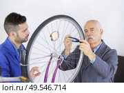 a bike assembler. Стоковое фото, агентство Ingram Publishing / Фотобанк Лори