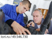 a student reassembling rubber parts. Стоковое фото, агентство Ingram Publishing / Фотобанк Лори