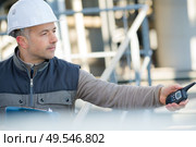 worker using a walkie talkie. Стоковое фото, агентство Ingram Publishing / Фотобанк Лори