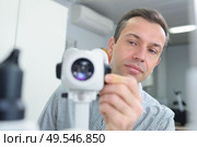 senior male optician with optical tool. Стоковое фото, агентство Ingram Publishing / Фотобанк Лори