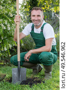 man posing with the shovel. Стоковое фото, агентство Ingram Publishing / Фотобанк Лори