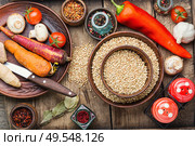 Raw green buckwheat on wooden background,vegan food. Green buckwheat on wooden table. Стоковое фото, агентство Ingram Publishing / Фотобанк Лори