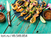 Barbecue of chicken on skewers with onion.Grilled meat skewers. Bbq meat on wooden skewers. Стоковое фото, агентство Ingram Publishing / Фотобанк Лори