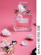 Saint-Petersburg, Russia - augest 30, 2019: Dior perfume - Miss Dior Blooming bouguet  around pink  background . Редакционное фото, агентство Ingram Publishing / Фотобанк Лори