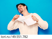 tearing sheet white paper. Стоковое фото, агентство Ingram Publishing / Фотобанк Лори
