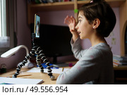Two little girls talking via video conference with smartphone due to Covid-19 pandemic quarantine confinement. Little girls talking via video conference with smartphone. Стоковое фото, агентство Ingram Publishing / Фотобанк Лори