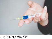 Womans hand holding a syringe. Стоковое фото, агентство Ingram Publishing / Фотобанк Лори