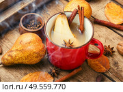 Autumn alcoholic drink.Warm pear mulled wine.Pear wine with spices on old vintage wooden table. Hot pear wine. Стоковое фото, агентство Ingram Publishing / Фотобанк Лори