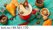 Traditional autumn alcoholic drink.Warm pear mulled wine.Pear wine with spices.. Hot pear wine. Стоковое фото, агентство Ingram Publishing / Фотобанк Лори