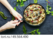 Frying pan with cooked oriental dolma in hands.Appetizing oriental food.Dolma in grape leaves.. Eastern dolma or sarma. Стоковое фото, агентство Ingram Publishing / Фотобанк Лори