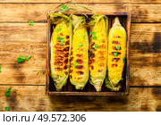 Tasty grilled corn on retro wooden table,summer food. Grilled corn cobs. Стоковое фото, агентство Ingram Publishing / Фотобанк Лори