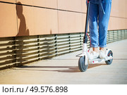 Detail of woman circulating in the city with an electric scooter. Woman circulating in the city with an electric scooter. Стоковое фото, агентство Ingram Publishing / Фотобанк Лори