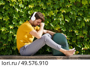 Male student sitting outside worried about his exams. Young student sitting outside worried about his exams. Стоковое фото, агентство Ingram Publishing / Фотобанк Лори