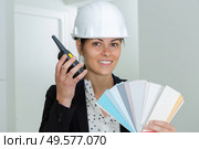 woman in helmet working with color samples. Стоковое фото, агентство Ingram Publishing / Фотобанк Лори