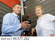 showing how to operate fire extinguisher. Стоковое фото, агентство Ingram Publishing / Фотобанк Лори