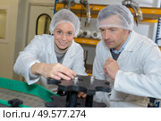 workers holding an equipment in bottling plant. Стоковое фото, агентство Ingram Publishing / Фотобанк Лори