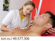 man receiving waxing for hair removal in beauty salon. Стоковое фото, агентство Ingram Publishing / Фотобанк Лори