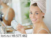 a woman getting tweezers to do eyebrows. Стоковое фото, агентство Ingram Publishing / Фотобанк Лори