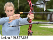 a woman is doing archery. Стоковое фото, агентство Ingram Publishing / Фотобанк Лори