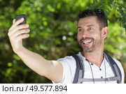 handsome traveller man taking a selfie on his excursion. Стоковое фото, агентство Ingram Publishing / Фотобанк Лори
