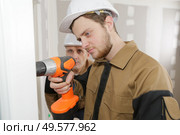 Young tradesman using cordless drill. Стоковое фото, агентство Ingram Publishing / Фотобанк Лори