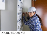 female worker fixing a fuseboard. Стоковое фото, агентство Ingram Publishing / Фотобанк Лори