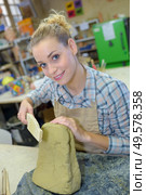 an artist transforming a clay. Стоковое фото, агентство Ingram Publishing / Фотобанк Лори