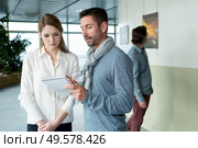 busy office building corridor two business people takin notes. Стоковое фото, агентство Ingram Publishing / Фотобанк Лори