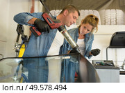 glazier using tools repairing fix crack broken windshield. Стоковое фото, агентство Ingram Publishing / Фотобанк Лори