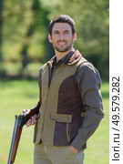 male hunter looking at camera. Стоковое фото, агентство Ingram Publishing / Фотобанк Лори
