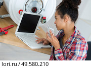 female plumber using a laptop at work. Стоковое фото, агентство Ingram Publishing / Фотобанк Лори