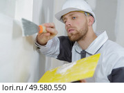 closeup of plasterer working on wall. Стоковое фото, агентство Ingram Publishing / Фотобанк Лори