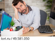 man sitting sadly near the box with his stuff. Стоковое фото, агентство Ingram Publishing / Фотобанк Лори