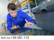 a man securing glass cover. Стоковое фото, агентство Ingram Publishing / Фотобанк Лори