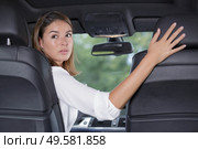 young woman driver reversing car. Стоковое фото, агентство Ingram Publishing / Фотобанк Лори